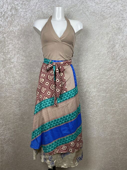 Wikkelrok uit India, gemaakt van vintage sari stof. Elke rok is dus uniek en het fijne is dat ze passen van maat XS tot en met XXL. De rok is aan twee kanten draagbaar, dus je hebt 2 rokken ineen!