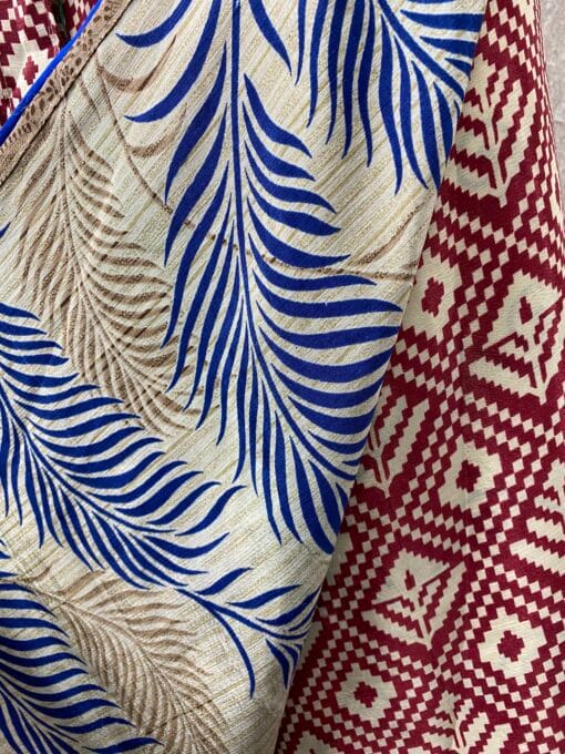 Wikkelrok uit India, gemaakt van vintage sari stof. Elke rok is dus uniek en het fijne is dat ze passen van maat XS tot en met XXL. De rok is aan twee kanten draagbaar, dus je hebt 2 rokken ineen!