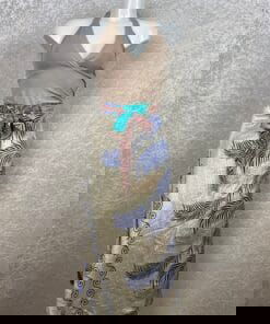Wikkelrok uit India, gemaakt van vintage sari stof. Elke rok is dus uniek en het fijne is dat ze passen van maat XS tot en met XXL. De rok is aan twee kanten draagbaar, dus je hebt 2 rokken ineen!
