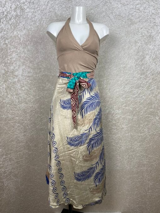 Wikkelrok uit India, gemaakt van vintage sari stof. Elke rok is dus uniek en het fijne is dat ze passen van maat XS tot en met XXL. De rok is aan twee kanten draagbaar, dus je hebt 2 rokken ineen!