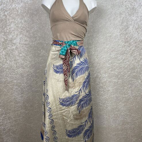 Wikkelrok uit India, gemaakt van vintage sari stof. Elke rok is dus uniek en het fijne is dat ze passen van maat XS tot en met XXL. De rok is aan twee kanten draagbaar, dus je hebt 2 rokken ineen!