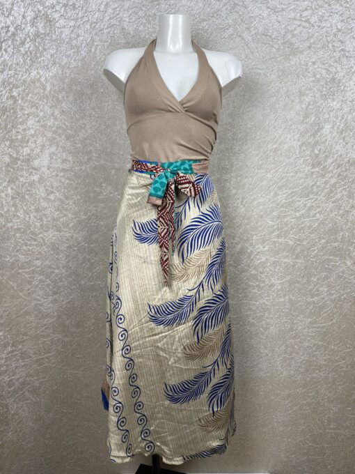 Wikkelrok uit India, gemaakt van vintage sari stof. Elke rok is dus uniek en het fijne is dat ze passen van maat XS tot en met XXL. De rok is aan twee kanten draagbaar, dus je hebt 2 rokken ineen!