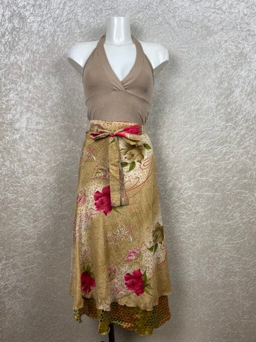 Wikkelrok uit India, gemaakt van vintage sari stof. Elke rok is dus uniek en het fijne is dat ze passen van maat XS tot en met XXL. De rok is aan twee kanten draagbaar, dus je hebt 2 rokken ineen!