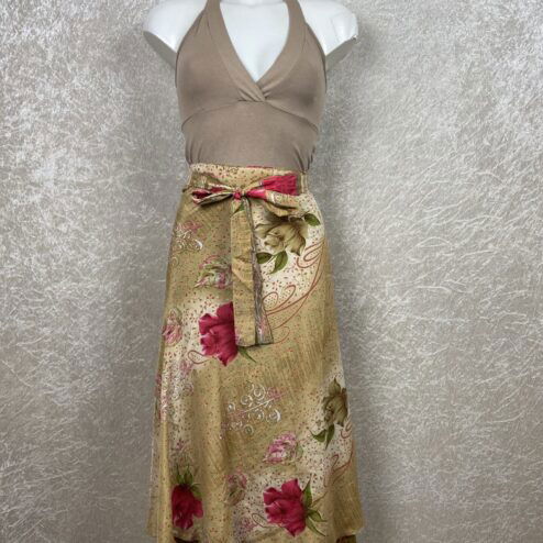 Wikkelrok uit India, gemaakt van vintage sari stof. Elke rok is dus uniek en het fijne is dat ze passen van maat XS tot en met XXL. De rok is aan twee kanten draagbaar, dus je hebt 2 rokken ineen!