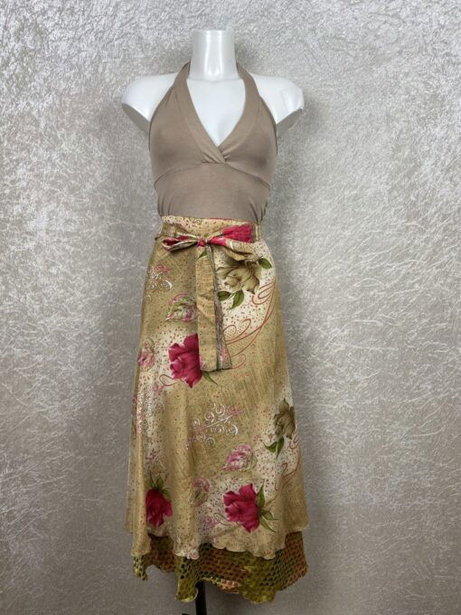 Wikkelrok uit India, gemaakt van vintage sari stof. Elke rok is dus uniek en het fijne is dat ze passen van maat XS tot en met XXL. De rok is aan twee kanten draagbaar, dus je hebt 2 rokken ineen!