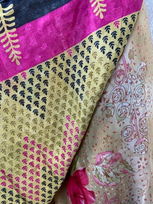 Wikkelrok uit India, gemaakt van vintage sari stof. Elke rok is dus uniek en het fijne is dat ze passen van maat XS tot en met XXL. De rok is aan twee kanten draagbaar, dus je hebt 2 rokken ineen!
