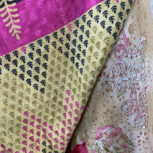 Wikkelrok uit India, gemaakt van vintage sari stof. Elke rok is dus uniek en het fijne is dat ze passen van maat XS tot en met XXL. De rok is aan twee kanten draagbaar, dus je hebt 2 rokken ineen!