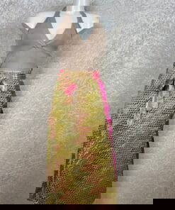 Wikkelrok uit India, gemaakt van vintage sari stof. Elke rok is dus uniek en het fijne is dat ze passen van maat XS tot en met XXL. De rok is aan twee kanten draagbaar, dus je hebt 2 rokken ineen!