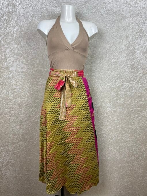 Wikkelrok uit India, gemaakt van vintage sari stof. Elke rok is dus uniek en het fijne is dat ze passen van maat XS tot en met XXL. De rok is aan twee kanten draagbaar, dus je hebt 2 rokken ineen!