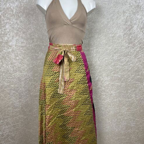 Wikkelrok uit India, gemaakt van vintage sari stof. Elke rok is dus uniek en het fijne is dat ze passen van maat XS tot en met XXL. De rok is aan twee kanten draagbaar, dus je hebt 2 rokken ineen!