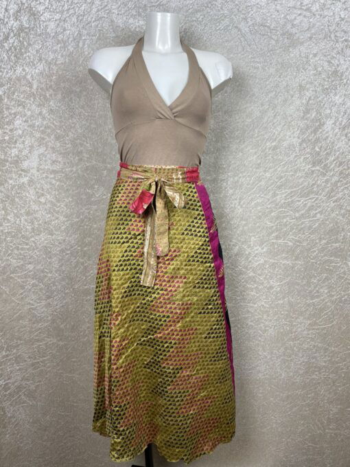 Wikkelrok uit India, gemaakt van vintage sari stof. Elke rok is dus uniek en het fijne is dat ze passen van maat XS tot en met XXL. De rok is aan twee kanten draagbaar, dus je hebt 2 rokken ineen!