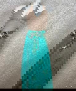 Wikkelrok uit India, gemaakt van vintage sari stof. Elke rok is dus uniek en het fijne is dat ze passen van maat XS tot en met XXL. De rok is aan twee kanten draagbaar, dus je hebt 2 rokken ineen!