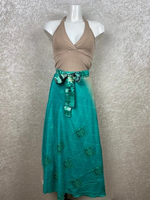 Wikkelrok uit India, gemaakt van vintage sari stof. Elke rok is dus uniek en het fijne is dat ze passen van maat XS tot en met XXL. De rok is aan twee kanten draagbaar, dus je hebt 2 rokken ineen!