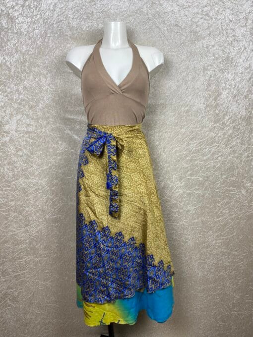 Wikkelrok uit India, gemaakt van vintage sari stof. Elke rok is dus uniek en het fijne is dat ze passen van maat XS tot en met XXL. De rok is aan twee kanten draagbaar, dus je hebt 2 rokken ineen!