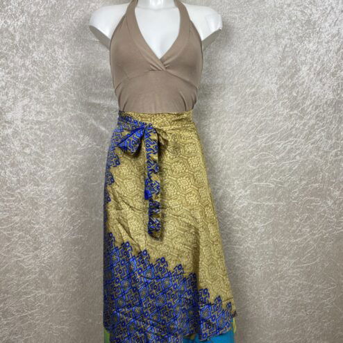 Wikkelrok uit India, gemaakt van vintage sari stof. Elke rok is dus uniek en het fijne is dat ze passen van maat XS tot en met XXL. De rok is aan twee kanten draagbaar, dus je hebt 2 rokken ineen!
