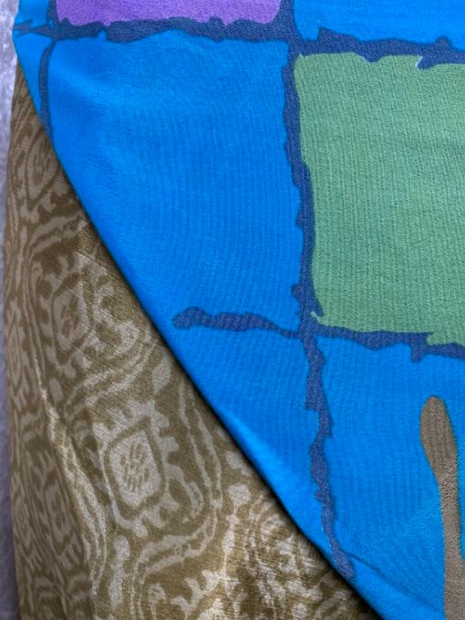 Wikkelrok uit India, gemaakt van vintage sari stof. Elke rok is dus uniek en het fijne is dat ze passen van maat XS tot en met XXL. De rok is aan twee kanten draagbaar, dus je hebt 2 rokken ineen!