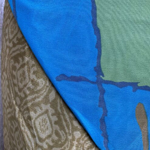 Wikkelrok uit India, gemaakt van vintage sari stof. Elke rok is dus uniek en het fijne is dat ze passen van maat XS tot en met XXL. De rok is aan twee kanten draagbaar, dus je hebt 2 rokken ineen!