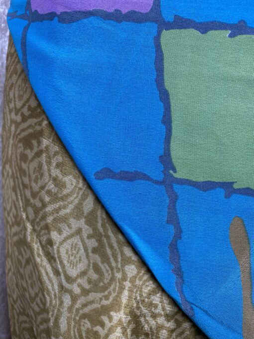Wikkelrok uit India, gemaakt van vintage sari stof. Elke rok is dus uniek en het fijne is dat ze passen van maat XS tot en met XXL. De rok is aan twee kanten draagbaar, dus je hebt 2 rokken ineen!