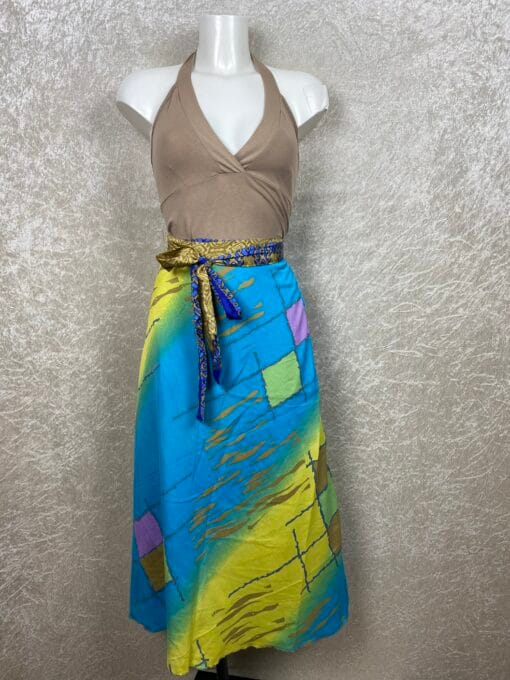 Wikkelrok uit India, gemaakt van vintage sari stof. Elke rok is dus uniek en het fijne is dat ze passen van maat XS tot en met XXL. De rok is aan twee kanten draagbaar, dus je hebt 2 rokken ineen!