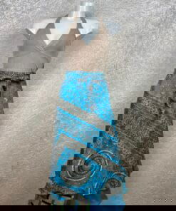 Wikkelrok uit India, gemaakt van vintage sari stof. Elke rok is dus uniek en het fijne is dat ze passen van maat XS tot en met XXL. De rok is aan twee kanten draagbaar, dus je hebt 2 rokken ineen!