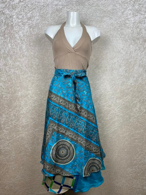 Wikkelrok uit India, gemaakt van vintage sari stof. Elke rok is dus uniek en het fijne is dat ze passen van maat XS tot en met XXL. De rok is aan twee kanten draagbaar, dus je hebt 2 rokken ineen!