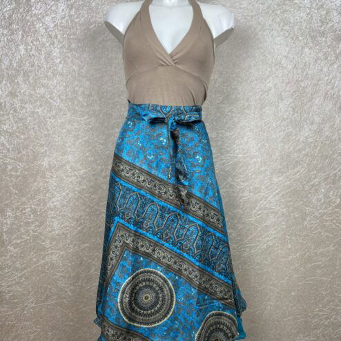 Wikkelrok uit India, gemaakt van vintage sari stof. Elke rok is dus uniek en het fijne is dat ze passen van maat XS tot en met XXL. De rok is aan twee kanten draagbaar, dus je hebt 2 rokken ineen!