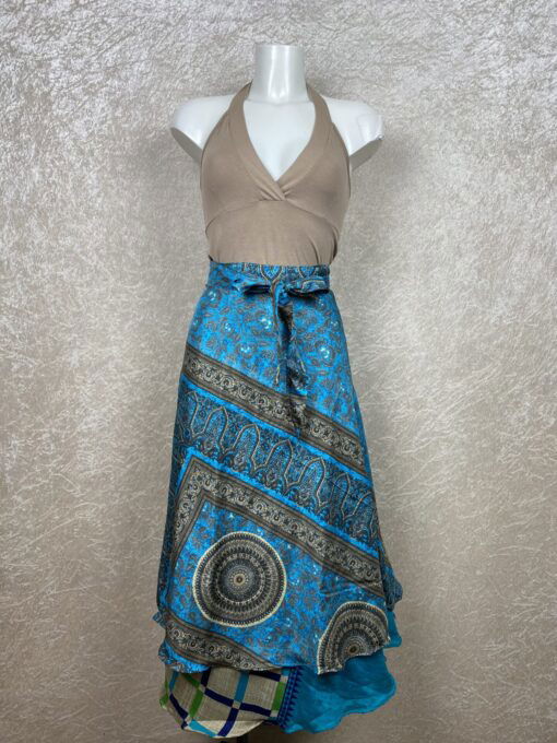 Wikkelrok uit India, gemaakt van vintage sari stof. Elke rok is dus uniek en het fijne is dat ze passen van maat XS tot en met XXL. De rok is aan twee kanten draagbaar, dus je hebt 2 rokken ineen!