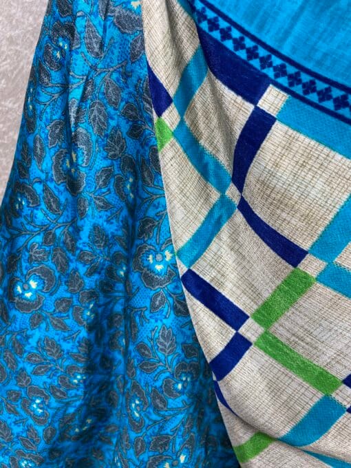 Wikkelrok uit India, gemaakt van vintage sari stof. Elke rok is dus uniek en het fijne is dat ze passen van maat XS tot en met XXL. De rok is aan twee kanten draagbaar, dus je hebt 2 rokken ineen!