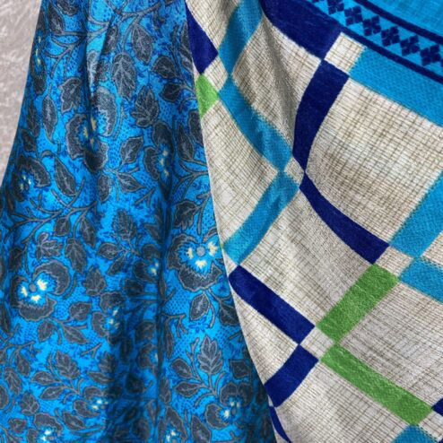 Wikkelrok uit India, gemaakt van vintage sari stof. Elke rok is dus uniek en het fijne is dat ze passen van maat XS tot en met XXL. De rok is aan twee kanten draagbaar, dus je hebt 2 rokken ineen!