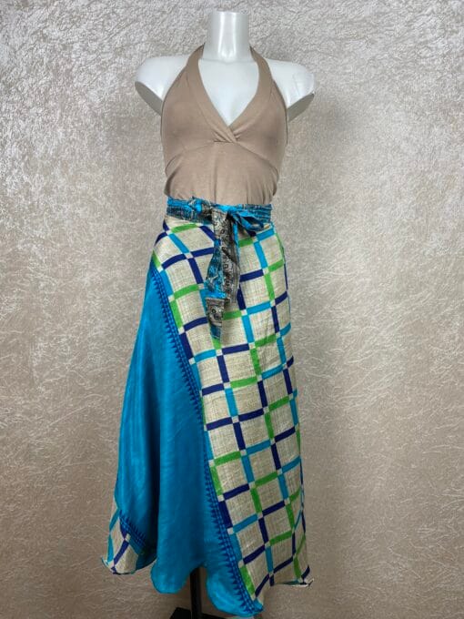 Wikkelrok uit India, gemaakt van vintage sari stof. Elke rok is dus uniek en het fijne is dat ze passen van maat XS tot en met XXL. De rok is aan twee kanten draagbaar, dus je hebt 2 rokken ineen!
