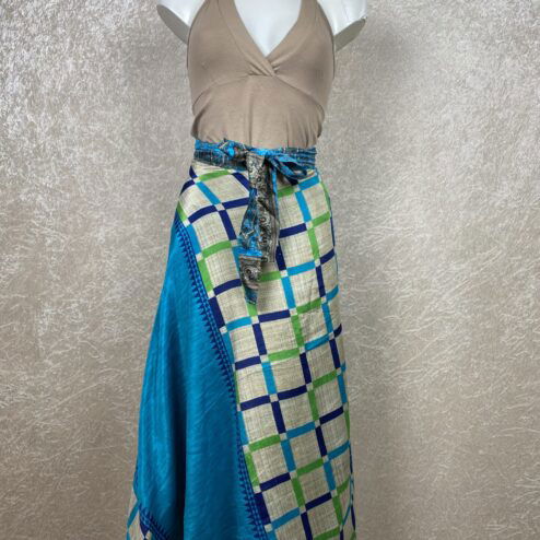 Wikkelrok uit India, gemaakt van vintage sari stof. Elke rok is dus uniek en het fijne is dat ze passen van maat XS tot en met XXL. De rok is aan twee kanten draagbaar, dus je hebt 2 rokken ineen!