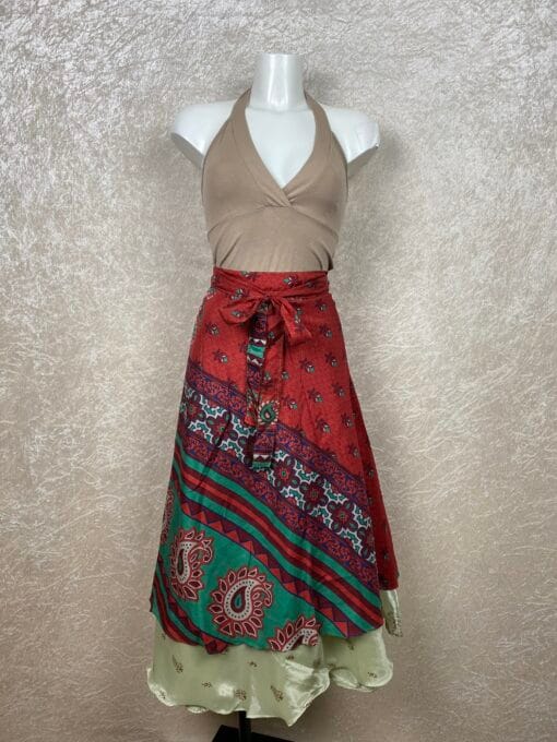 Wikkelrok uit India, gemaakt van vintage sari stof. Elke rok is dus uniek en het fijne is dat ze passen van maat XS tot en met XXL. De rok is aan twee kanten draagbaar, dus je hebt 2 rokken ineen!