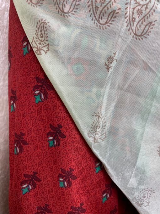 Wikkelrok uit India, gemaakt van vintage sari stof. Elke rok is dus uniek en het fijne is dat ze passen van maat XS tot en met XXL. De rok is aan twee kanten draagbaar, dus je hebt 2 rokken ineen!