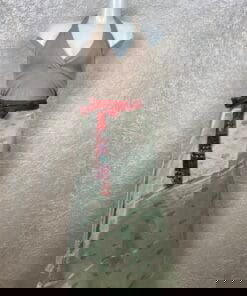 Wikkelrok uit India, gemaakt van vintage sari stof. Elke rok is dus uniek en het fijne is dat ze passen van maat XS tot en met XXL. De rok is aan twee kanten draagbaar, dus je hebt 2 rokken ineen!