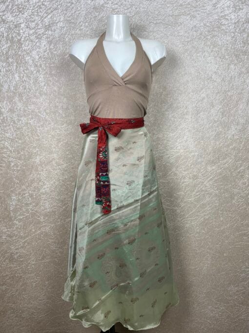 Wikkelrok uit India, gemaakt van vintage sari stof. Elke rok is dus uniek en het fijne is dat ze passen van maat XS tot en met XXL. De rok is aan twee kanten draagbaar, dus je hebt 2 rokken ineen!