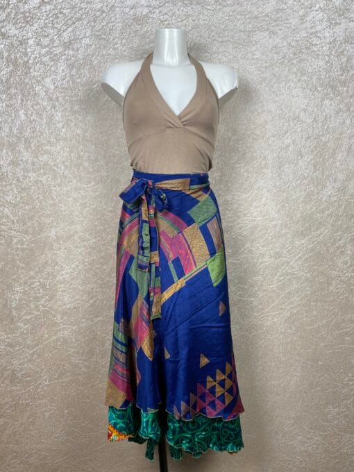 Wikkelrok uit India, gemaakt van vintage sari stof. Elke rok is dus uniek en het fijne is dat ze passen van maat XS tot en met XXL. De rok is aan twee kanten draagbaar, dus je hebt 2 rokken ineen!
