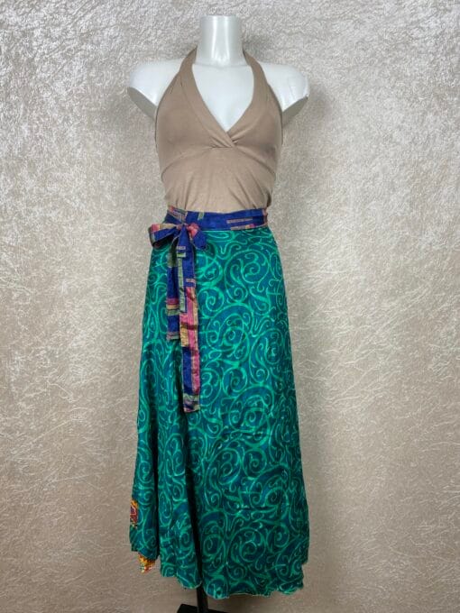 Wikkelrok uit India, gemaakt van vintage sari stof. Elke rok is dus uniek en het fijne is dat ze passen van maat XS tot en met XXL. De rok is aan twee kanten draagbaar, dus je hebt 2 rokken ineen!