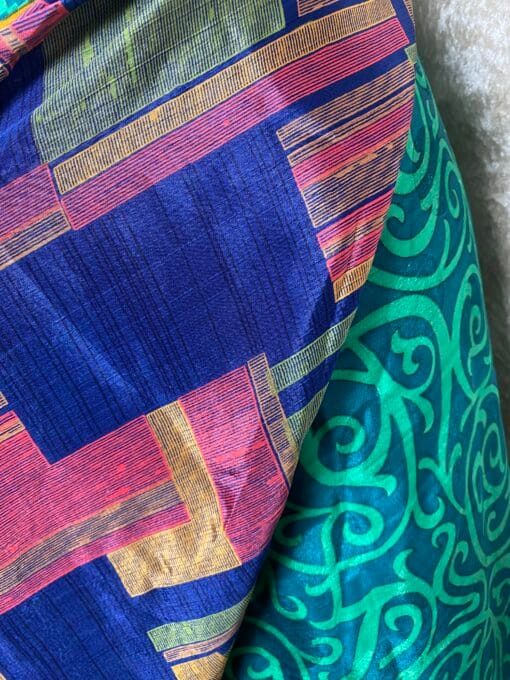 Wikkelrok uit India, gemaakt van vintage sari stof. Elke rok is dus uniek en het fijne is dat ze passen van maat XS tot en met XXL. De rok is aan twee kanten draagbaar, dus je hebt 2 rokken ineen!