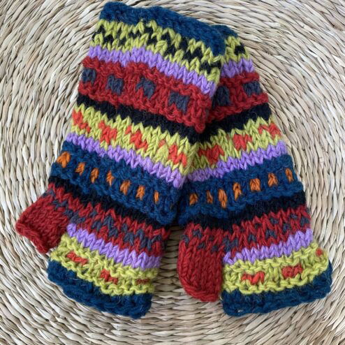 Met de hand gebreide polswarmers uit Nepal. Ook wel vingerloze handschoenen genoemd. Honderd procent wol en gevoerd met goed isolerende fleece. Elk paar is uniek want handwerk! Geschikt voor dames en heren.