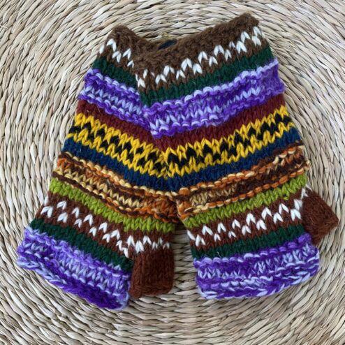 Met de hand gebreide polswarmers uit Nepal. Ook wel vingerloze handschoenen genoemd. Honderd procent wol en gevoerd met goed isolerende fleece. Elk paar is uniek want handwerk! Geschikt voor dames en heren.
