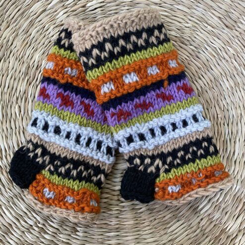 Met de hand gebreide polswarmers uit Nepal. Ook wel vingerloze handschoenen genoemd. Honderd procent wol en gevoerd met goed isolerende fleece. Elk paar is uniek want handwerk! Geschikt voor dames en heren.