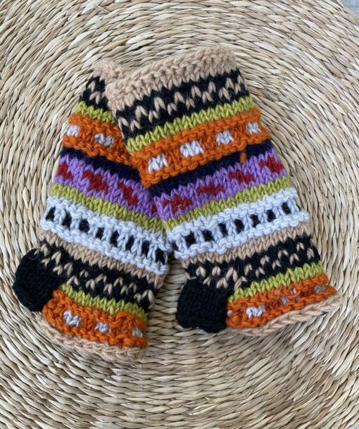 Met de hand gebreide polswarmers uit Nepal. Ook wel vingerloze handschoenen genoemd. Honderd procent wol en gevoerd met goed isolerende fleece. Elk paar is uniek want handwerk! Geschikt voor dames en heren.
