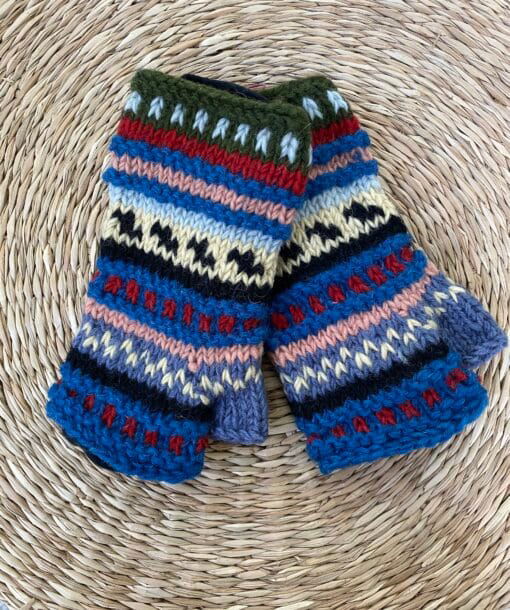 Met de hand gebreide polswarmers uit Nepal. Ook wel vingerloze handschoenen genoemd. Honderd procent wol en gevoerd met goed isolerende fleece. Elk paar is uniek want handwerk! Geschikt voor dames en heren.
