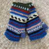 Met de hand gebreide polswarmers uit Nepal. Ook wel vingerloze handschoenen genoemd. Honderd procent wol en gevoerd met goed isolerende fleece. Elk paar is uniek want handwerk! Geschikt voor dames en heren.