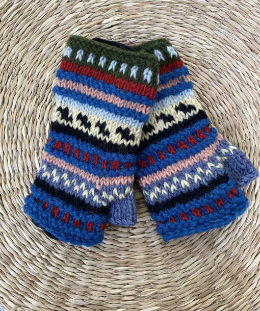 Met de hand gebreide polswarmers uit Nepal. Ook wel vingerloze handschoenen genoemd. Honderd procent wol en gevoerd met goed isolerende fleece. Elk paar is uniek want handwerk! Geschikt voor dames en heren.