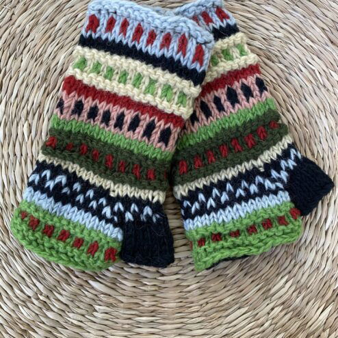 Met de hand gebreide polswarmers uit Nepal. Ook wel vingerloze handschoenen genoemd. Honderd procent wol en gevoerd met goed isolerende fleece. Elk paar is uniek want handwerk! Geschikt voor dames en heren.