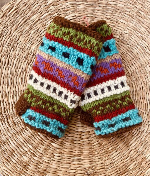 Met de hand gebreide polswarmers uit Nepal. Ook wel vingerloze handschoenen genoemd. Honderd procent wol en gevoerd met goed isolerende fleece. Elk paar is uniek want handwerk! Geschikt voor dames en heren.