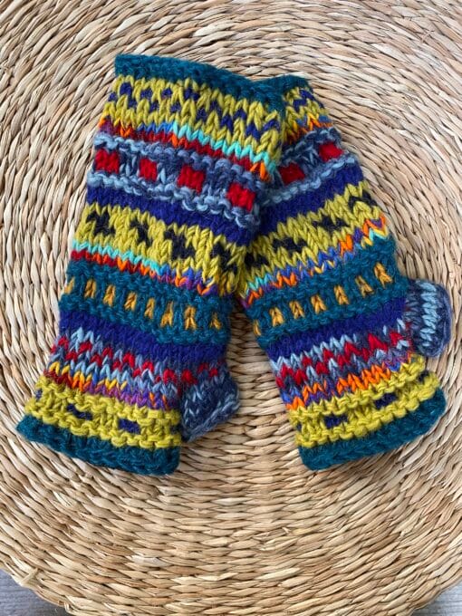 Met de hand gebreide polswarmers uit Nepal. Ook wel vingerloze handschoenen genoemd. Honderd procent wol en gevoerd met goed isolerende fleece. Elk paar is uniek want handwerk! Geschikt voor dames en heren.
