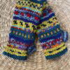 Met de hand gebreide polswarmers uit Nepal. Ook wel vingerloze handschoenen genoemd. Honderd procent wol en gevoerd met goed isolerende fleece. Elk paar is uniek want handwerk! Geschikt voor dames en heren.