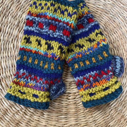 Met de hand gebreide polswarmers uit Nepal. Ook wel vingerloze handschoenen genoemd. Honderd procent wol en gevoerd met goed isolerende fleece. Elk paar is uniek want handwerk! Geschikt voor dames en heren.